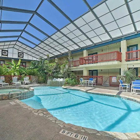 Coastal Studio With Amenities Walk To Padre Beach!